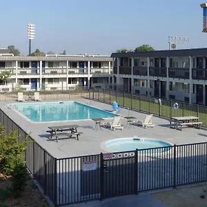 2* Hotel 6-claremont, Ca